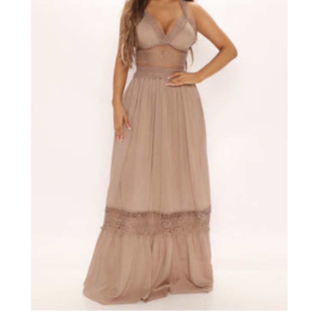 Adorable Mocha maxi dress with crochet details 🤍